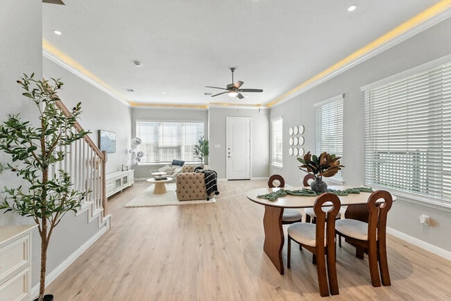 Building Photo - Stunning 3 bed 2.5 bath Modern Townhouse