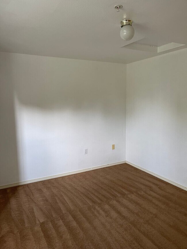 Building Photo - Exceptional, Top-Floor, Corner Renton Cond...