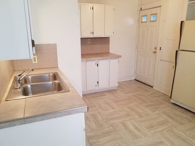 Kitchen - 114 Roser St