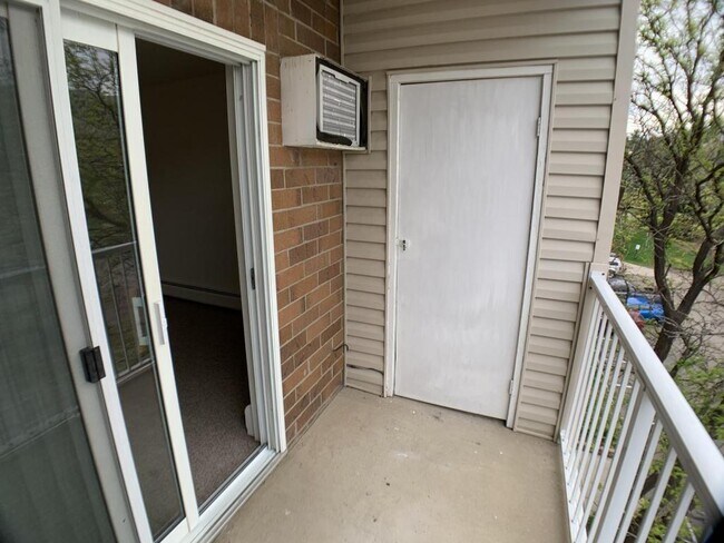 Building Photo - 1250 Golden Cir