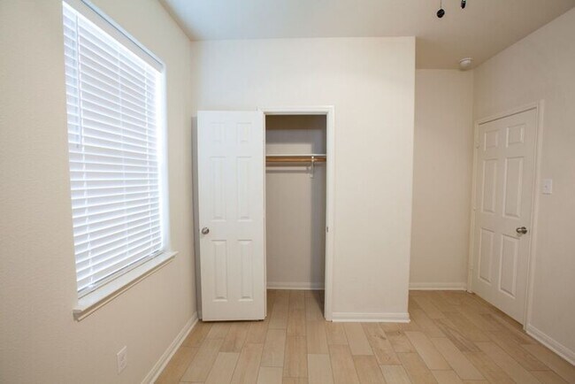 Building Photo - 128 Tennyson St