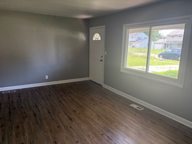 Building Photo - Townhome with attached garage