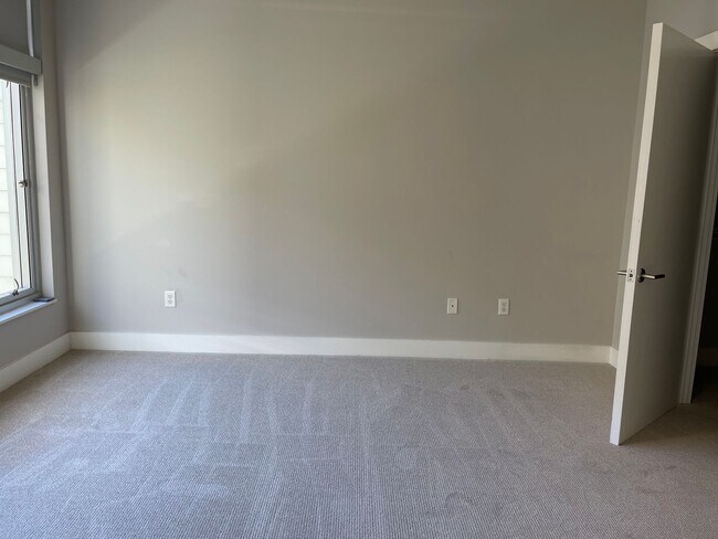 Building Photo - Contemporary Townhome East side of Downtow...