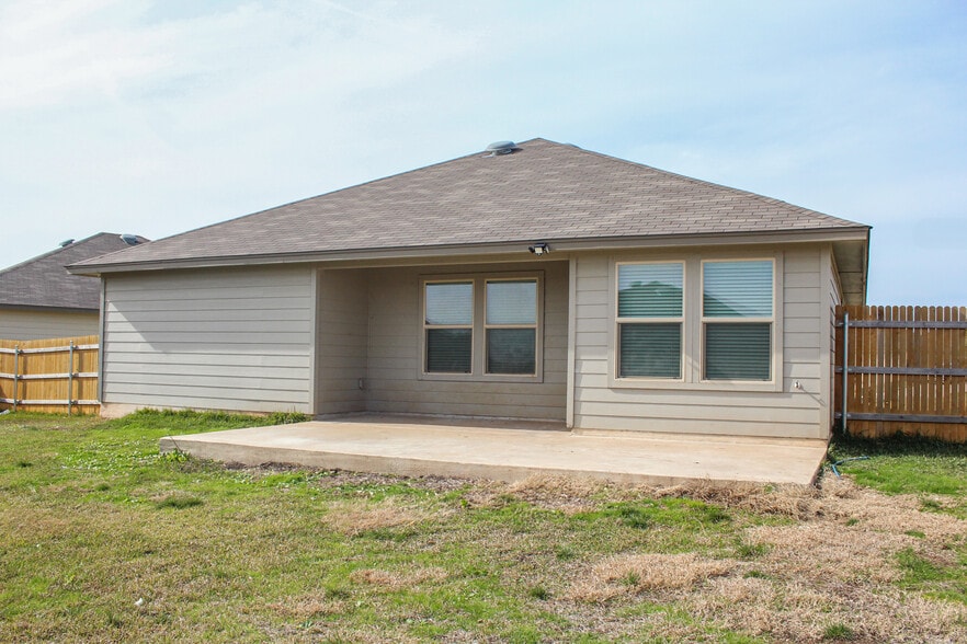 Building Photo - 1013 Velvet Ct