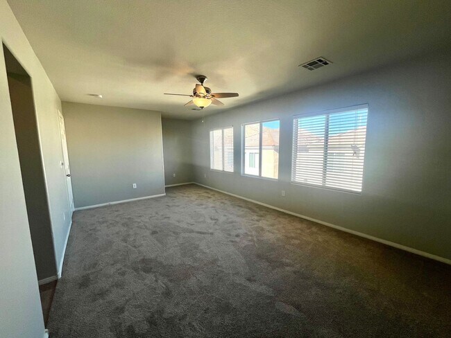 Building Photo - **$800 OFF MOVE IN BY 11/14/25**Spacious T...