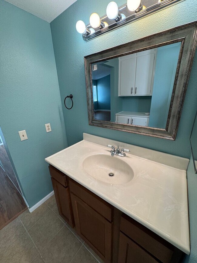 Building Photo - Move in Ready - Spacious 3 bed 2 bath Upda...