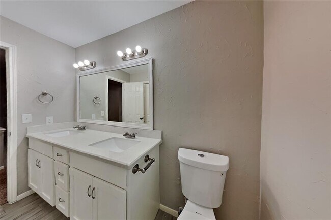 Building Photo - 9219 Palm Shores Dr