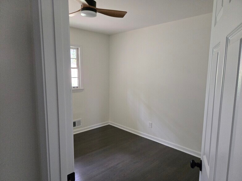 Building Photo - 2401 Winshire Dr