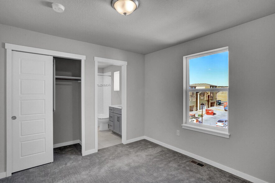 Upper Level Bedroom - 6351 Hijinks Ln