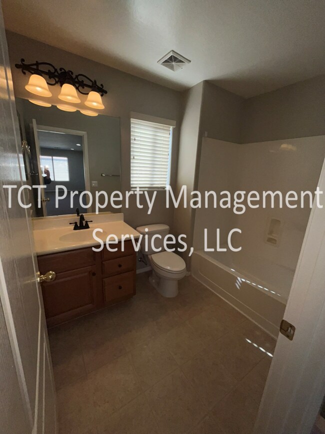 Building Photo - Large Home in Pecan Creek South