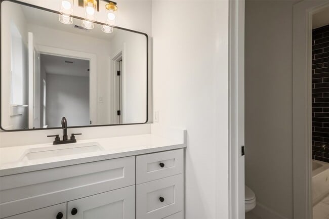 Building Photo - 884 Prosper St