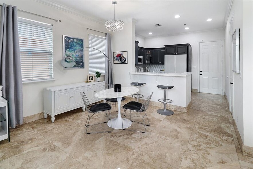 Building Photo - 601 NE 11th Ave