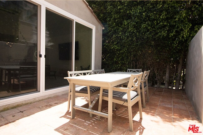 Building Photo - 9042 Phyllis Ave