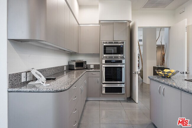 Building Photo - 6 Rocky Ln