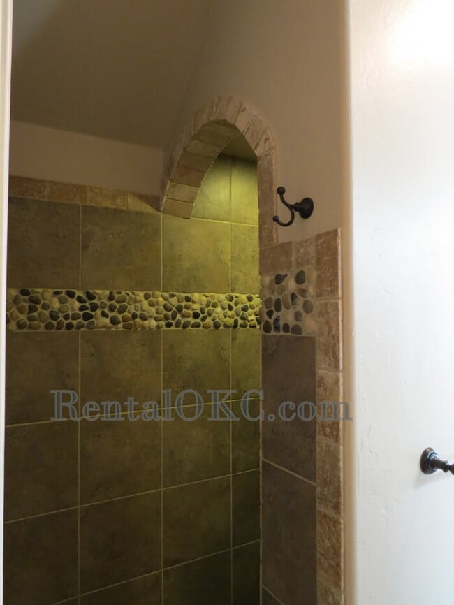 Building Photo - Stunning 3 Bed/2 Bath with office with bea...