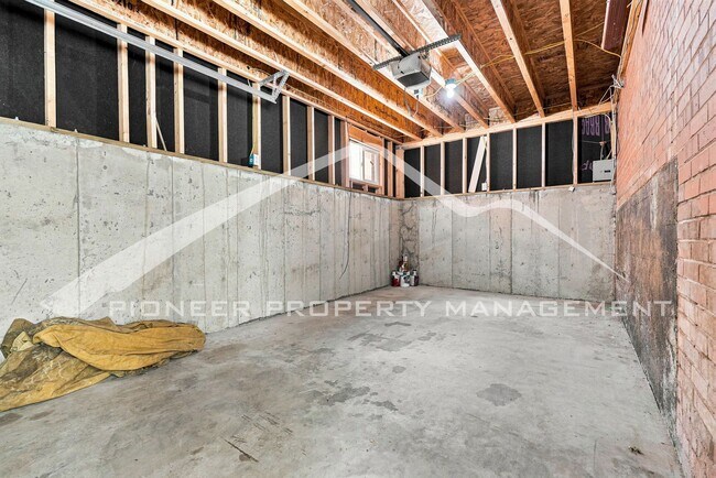 Building Photo - Stunning Home with Washer/Dryer and Gas Grill