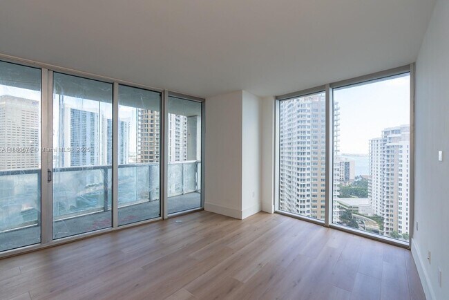 Building Photo - 495 Brickell Ave