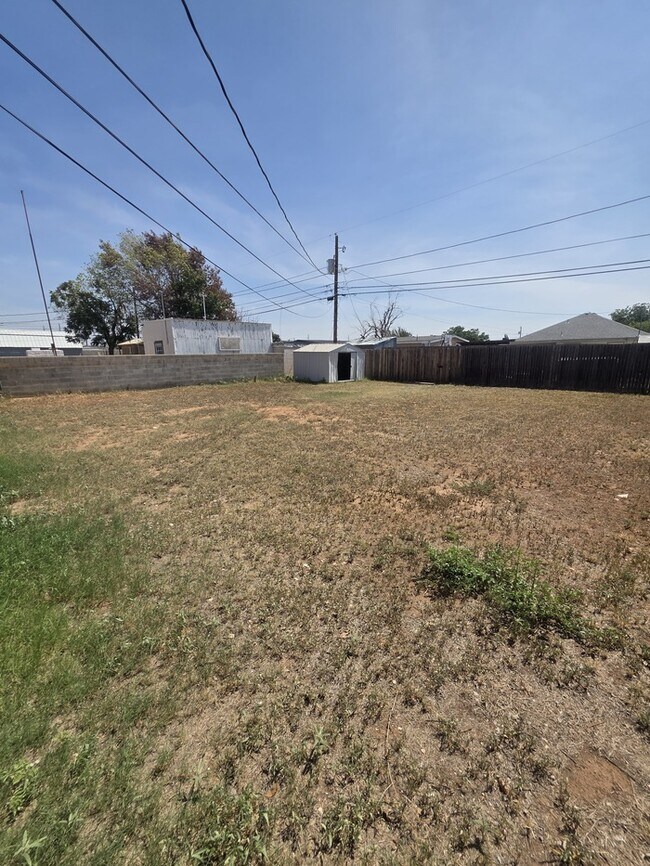 Building Photo - 4 bed 2 bath home