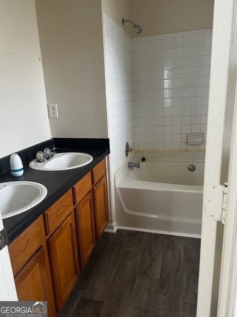 Building Photo - 5675 Hampton Ct