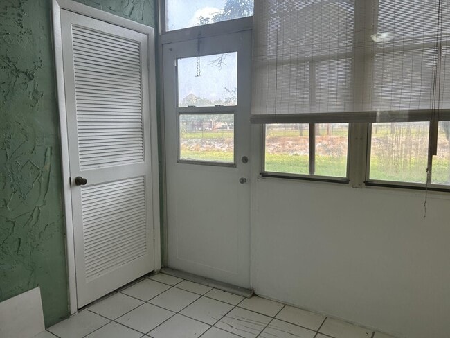 Building Photo - 729 Lori Dr