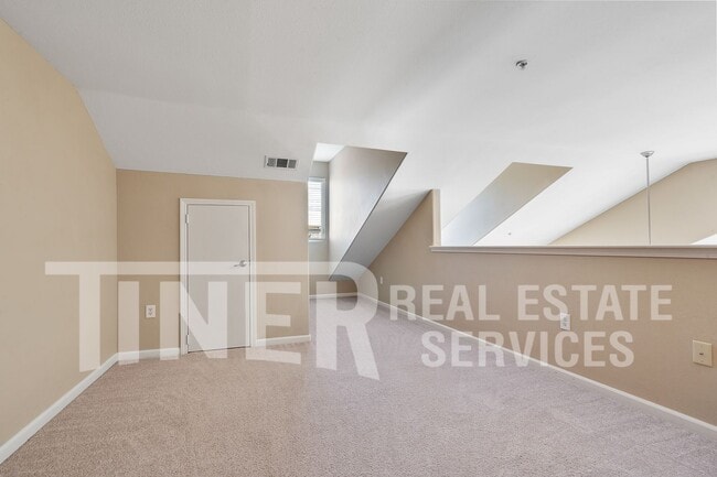 Building Photo - 5350 Dunlay Dr