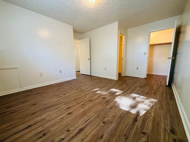 Building Photo - 3 Bedroom, 2 Bath Apartment