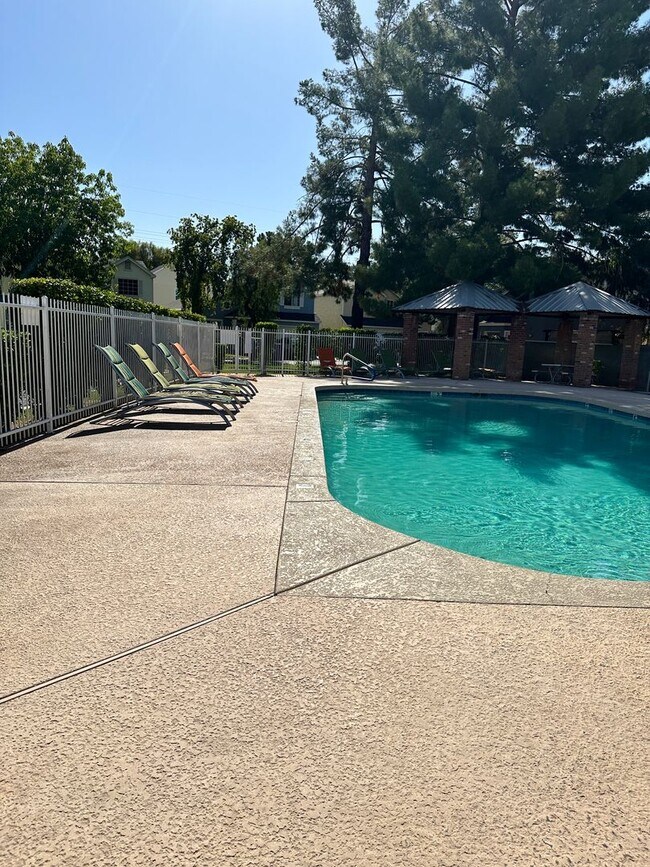 Building Photo - Windsor Shadows patio home 3 bed / 2 bath