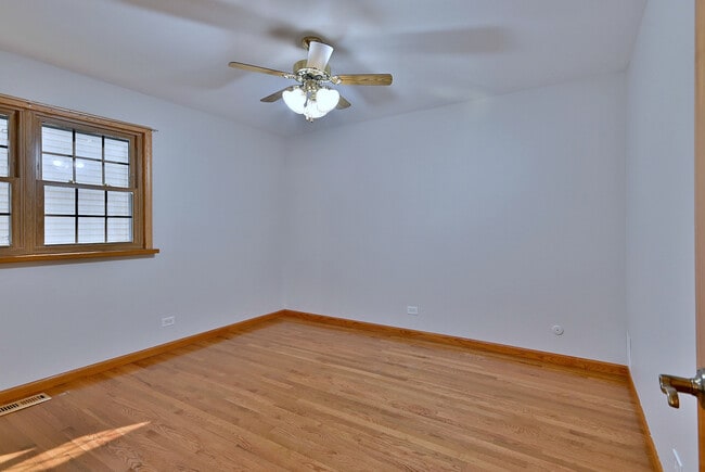 Building Photo - 714 N Lakeside Dr