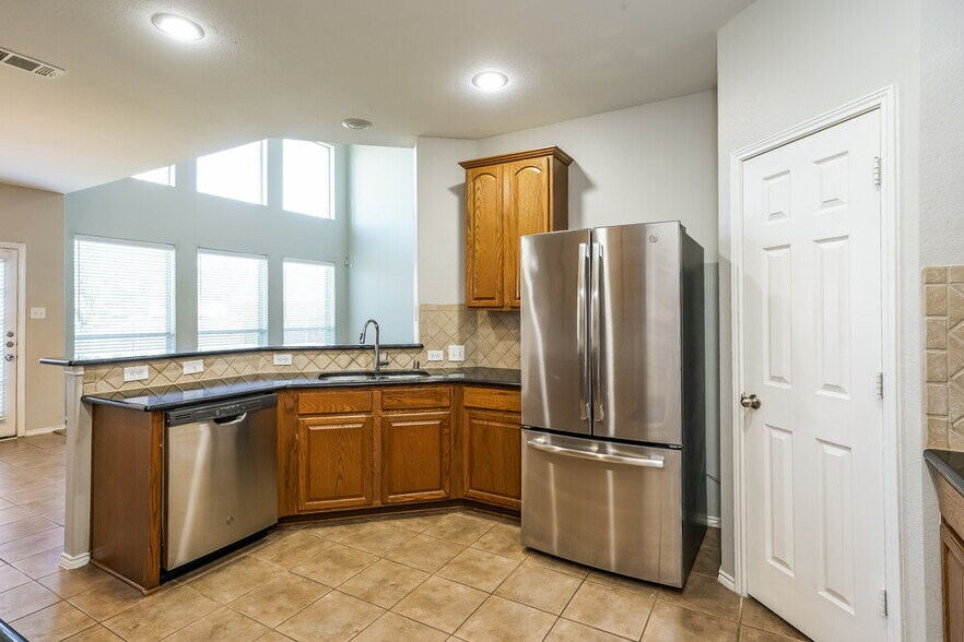 Building Photo - 925 Trailwood Dr