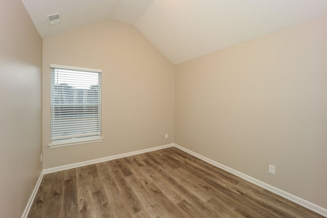 Building Photo - 6076 Trotters Cir