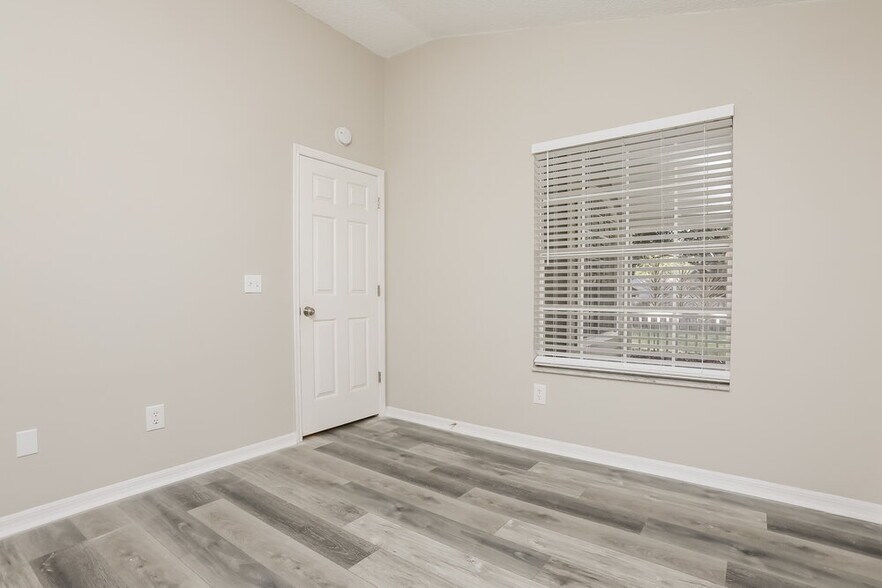 Building Photo - 1533 Oakwood Ct