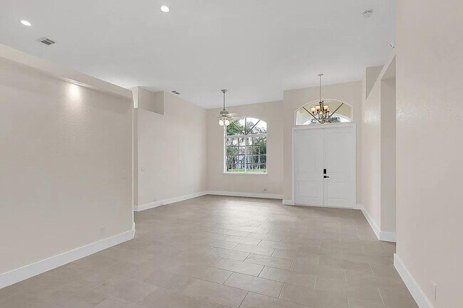 Building Photo - 1255 SW Maplewood Dr