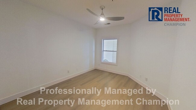 Building Photo - Beautifully Updated 2 BD/2 BA with Screened Porch & Modern Finishes