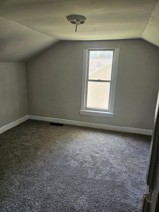 Building Photo - Remolded 2 Bed/1 Bath