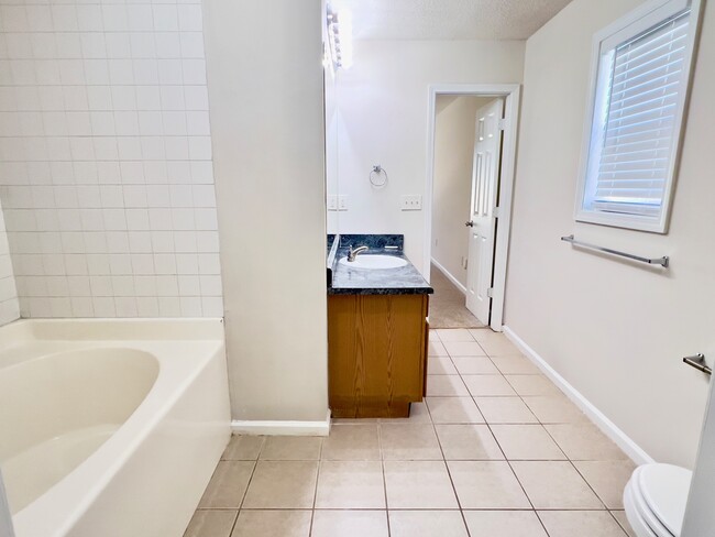 Building Photo - 3694 Sapphire Ct
