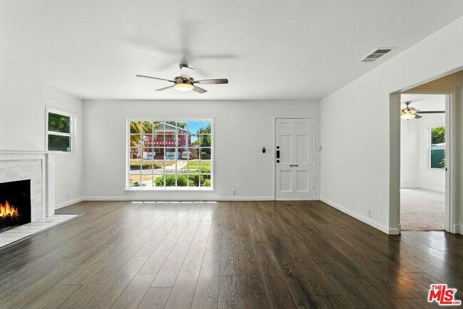 Building Photo - 5428 S Victoria Ave