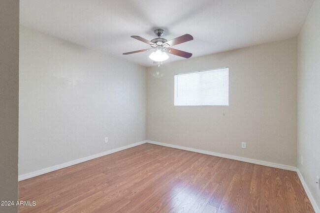 Building Photo - 40 E Balboa Dr