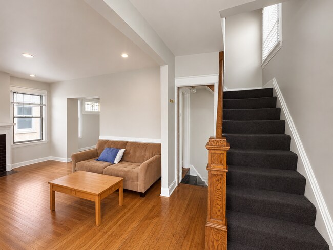 Building Photo - 6 Bed/2 Bath Mins. from UC Campus $600/pp ($3,600/mo)!