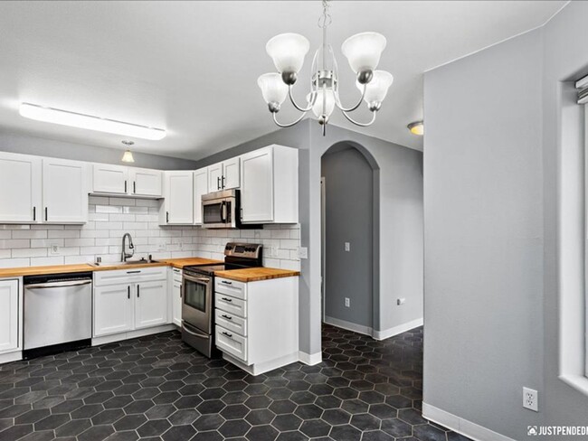 Primary Photo - Spacious & Updated 3 Bedroom Duplex Near M...