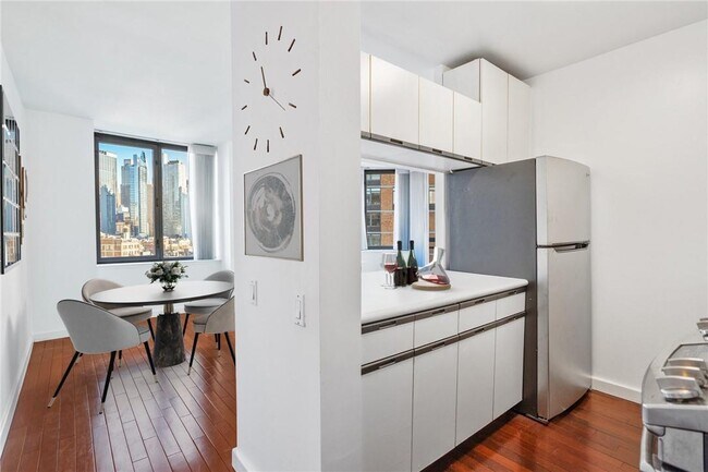 Building Photo - 500 W 43rd St