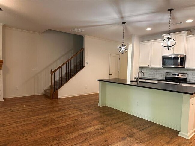 Building Photo - 5635 Parkview Ln