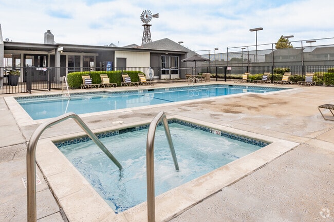 Pool - Windmill Apartments