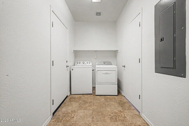 Building Photo - 1432 N 80th Dr