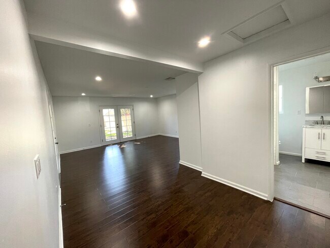 Building Photo - 5457 Beck Ave