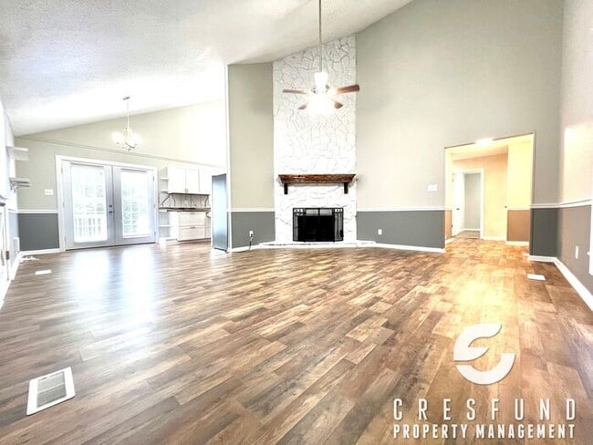 Building Photo - 3 BEDROOM AVAILABLE NOW - Convenient acces...