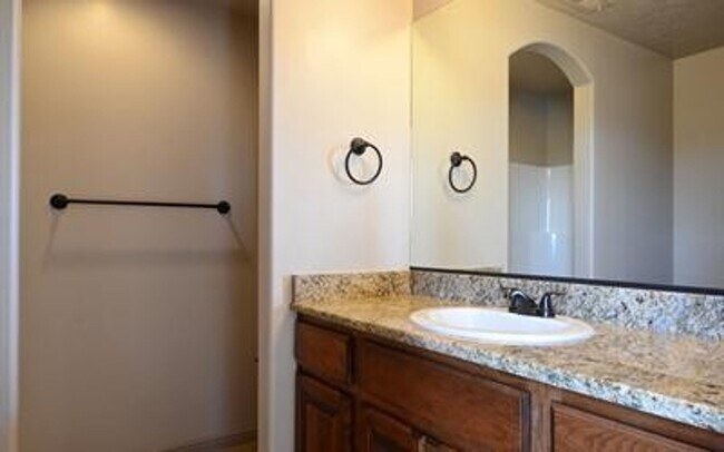 Building Photo - Charming 3 bedroom Townhome. 2 Community P...