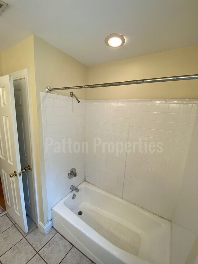 Building Photo - 323 S Pickens St