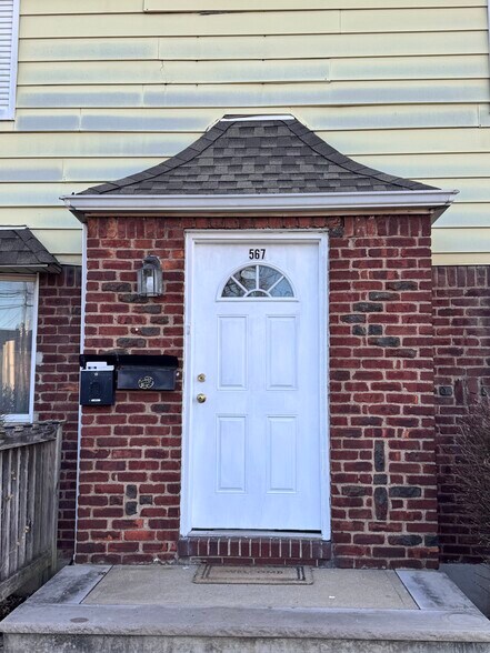 Building Photo - 567 Boulevard