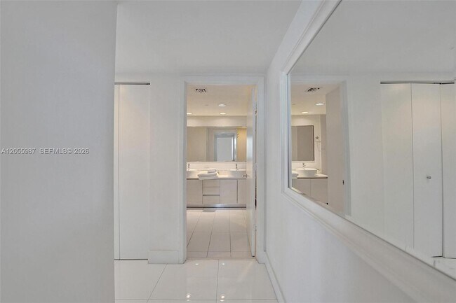 Building Photo - 2600 E Hallandale Beach Blvd
