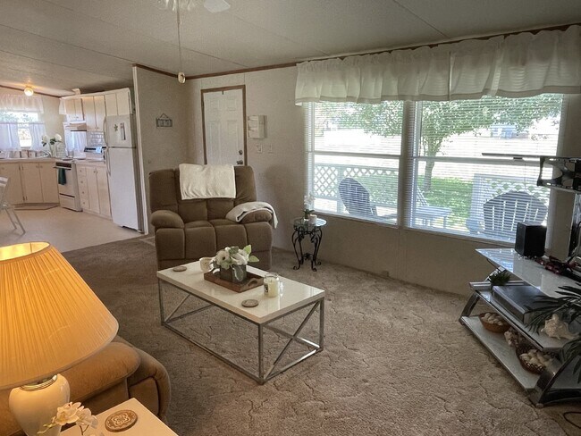 Building Photo - Furnished 3 bedroom 2 full bathroom Manufa...
